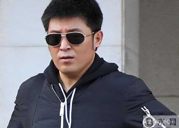 他是最干净的男演员,连登17次春晚,28年婚姻无绯闻,女儿很优秀