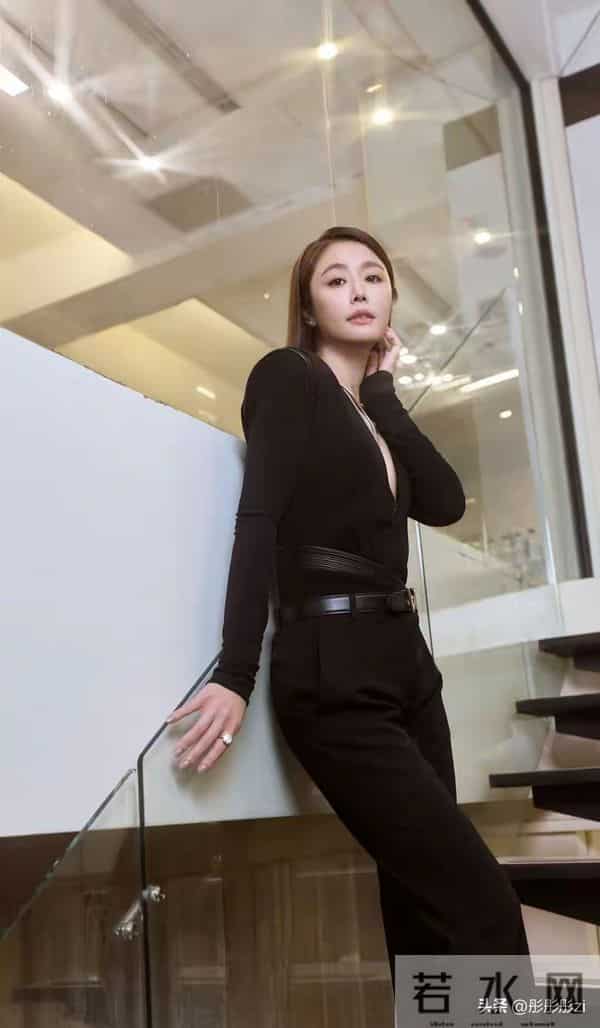 绝了！50岁林心如活动造型魅力四射，瘦身后状态回春宛如30岁模样