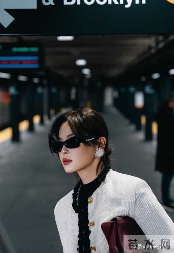 辛芷蕾今日纽约看秀，身穿CHANEl2026春夏系列，美的如此赏心悦目