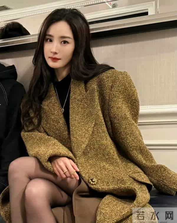 身穿大衣搭配黑丝，脚踩CL红底高跟鞋的杨幂，御姐气质拉满！