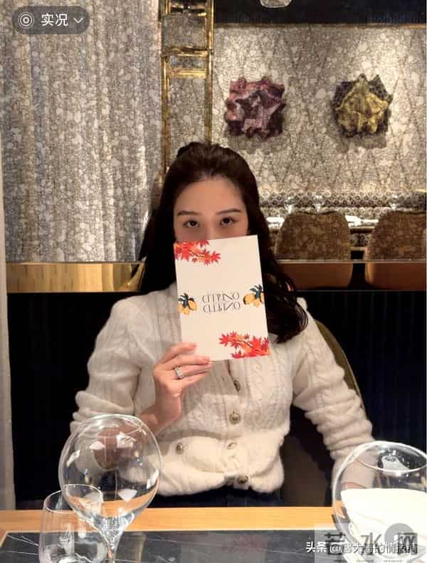 33岁杨采钰晒美照!气色红润,身材苗条 白毛衣解开三粒扣子好性感