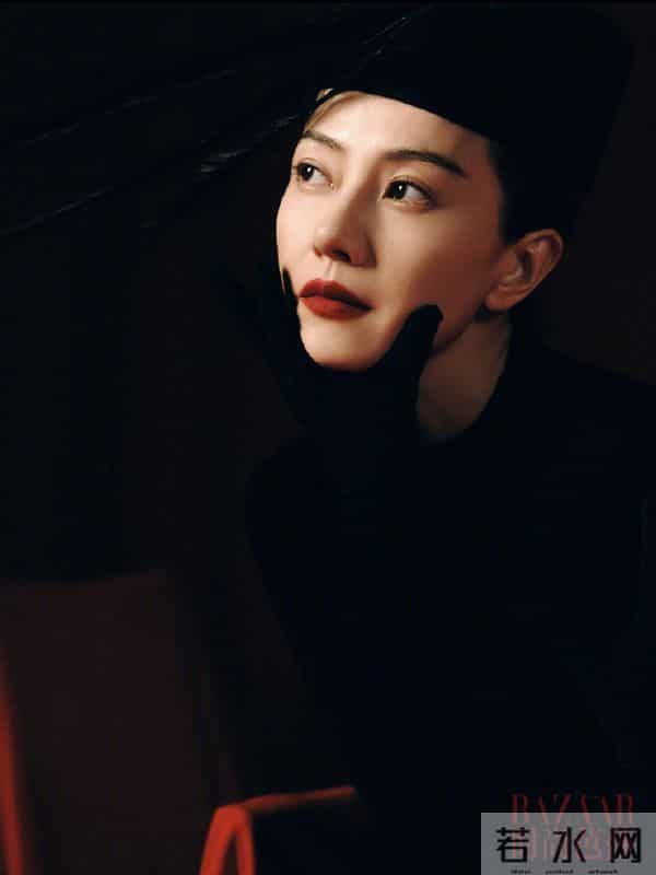 气场十足！高圆圆最新封面大片