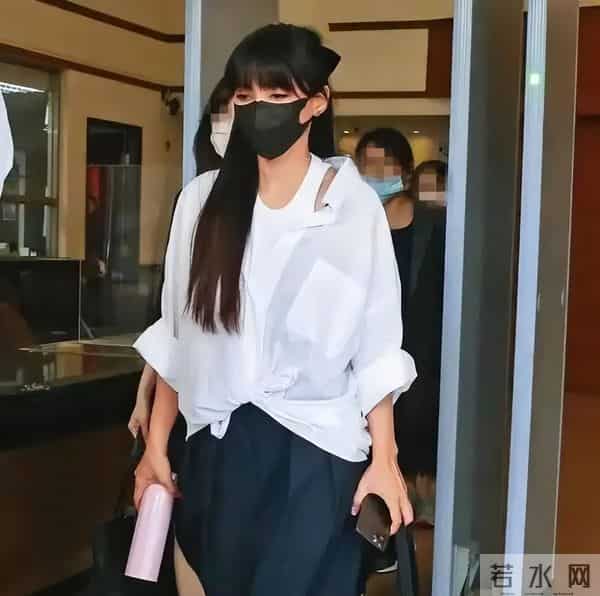 离婚2年，11岁还未上学的孩子，揭开了王力宏和李靓蕾仅剩的体面