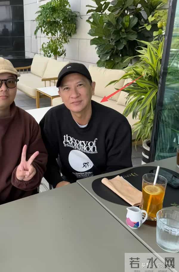 张家辉生日被偶遇,老到眉毛发白长老年斑,一身“老人味”藏不住