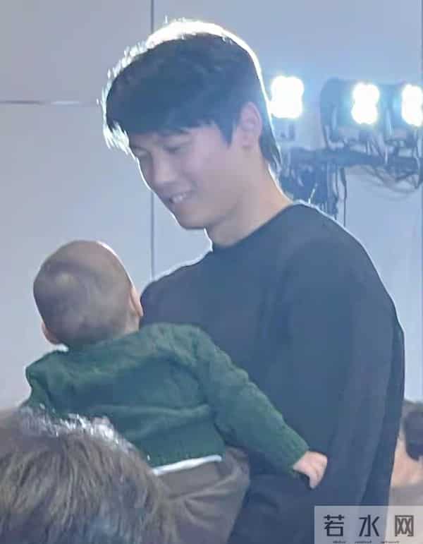 奥运冠军汪顺参加朋友婚礼,他身材高挑,抱着小孩,画面好温馨啊