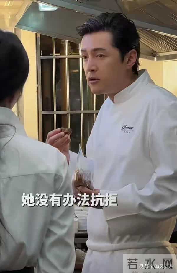 胡歌精通厨艺狂宠妻,做巨型红烧肉,女儿馋蛋糕成“小吃货”