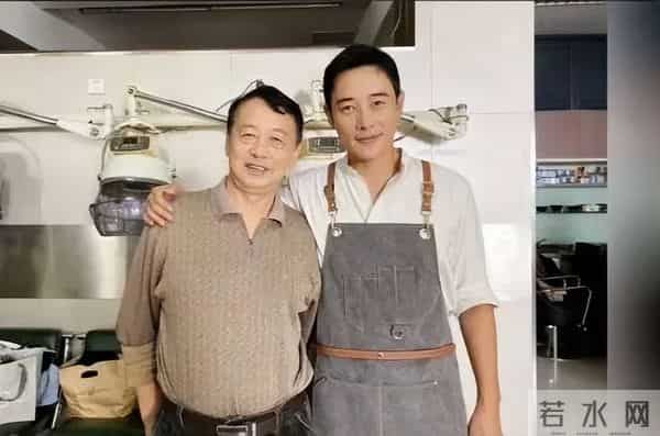 罗晋经历与唐嫣离婚风波、父亲离世后首次现身:头戴鸭舌帽出席新剧宣传,没刮胡子面容消瘦