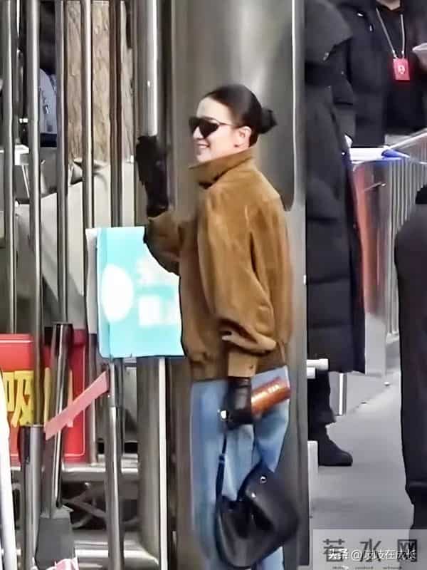 明星宋佳:秋冬基础款穿出高级感的松弛美学