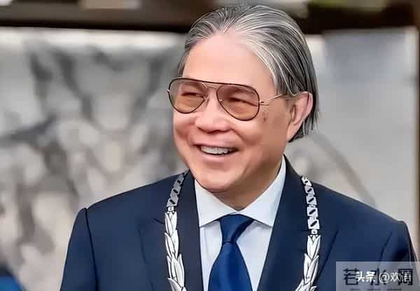 霍启刚也没想到，他79岁的父亲霍震霆，如今还能再为霍家“争光”