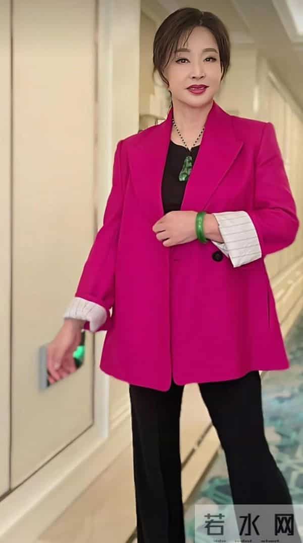 75岁刘晓庆最新穿搭：中式上衣配上格子裤，减龄时髦，嫩得像姑娘