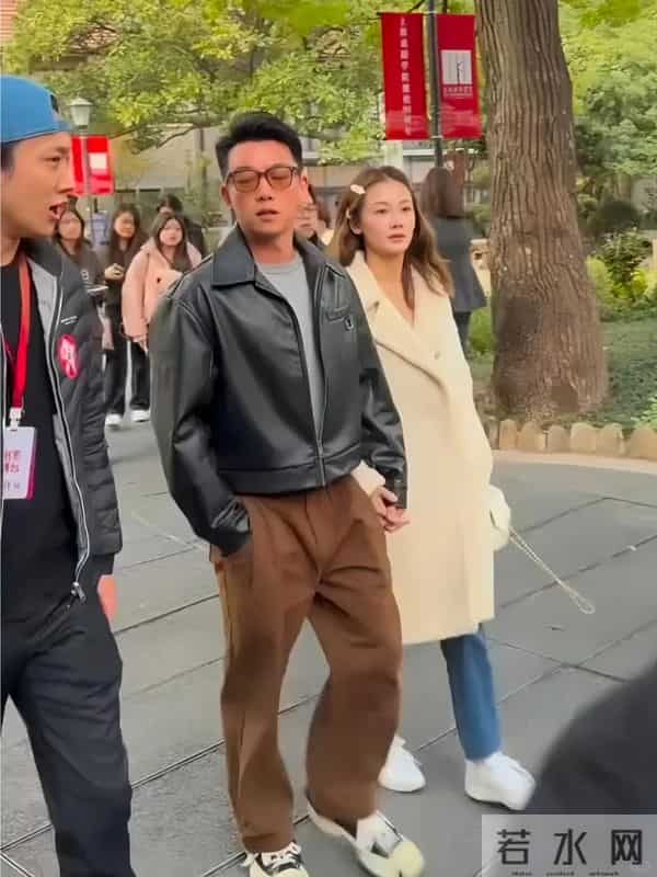 上戏80周年大合影，金世佳有少年感，陈赫靠边坐，王传君稳居C位