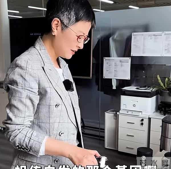 她曾是央视一枝花，低调嫁大18岁李铁为妻，如今52岁已满头白发