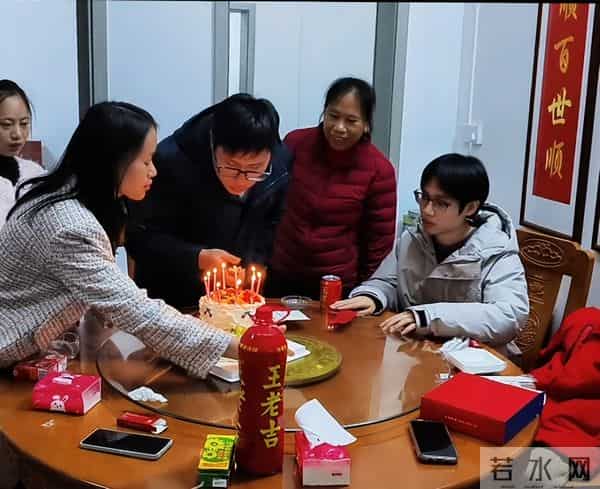 妹妹五年前曾控诉邻居无理取闹,志辉兄弟俩扬眉吐气,全家终翻身