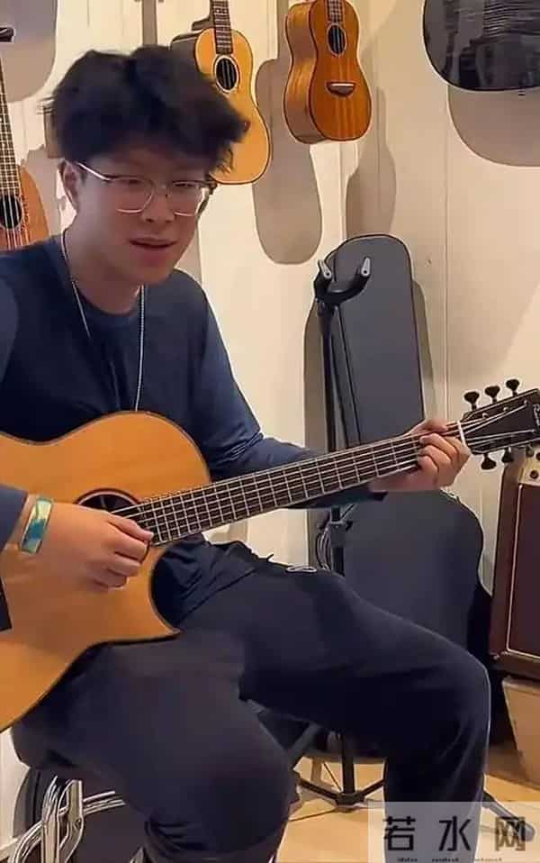 万梓良也没想到,年仅22岁的儿子开始为他争光,音乐比赛惊艳全场