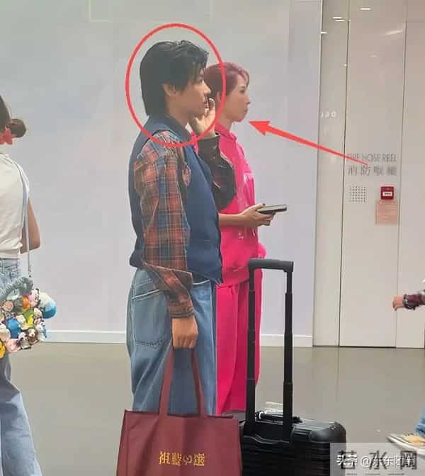 52岁蔡少芬香港逛街，下巴后缩明显，张晋大病痊愈，不能剧烈运动