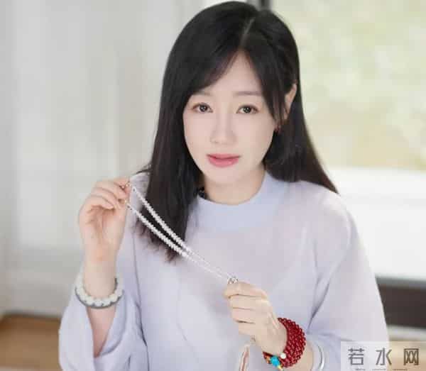 眼里没光了！47岁薛佳凝断崖式衰老，和高调秀二胎的胡歌两个画风