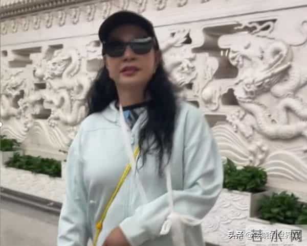 75岁刘晓庆频繁摔倒、认错人,在她身上令人担心的事情还是发生了