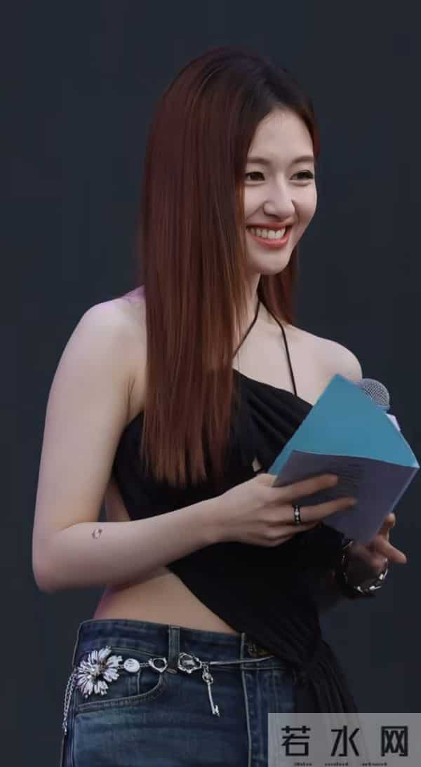 李兰迪这身材真是看一次惊艳一次，又瘦又有肉感堪称极品