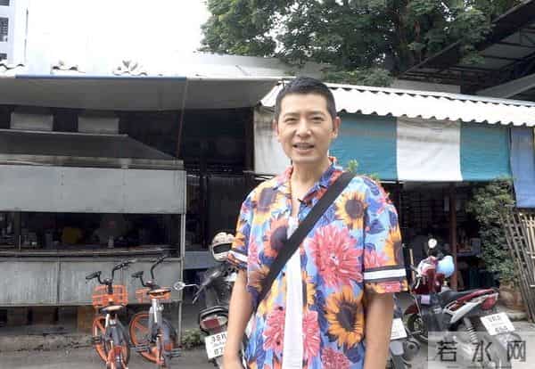 55岁戴军现身上海买手机，定居泰国享受悠闲人生，和她成了新邻居