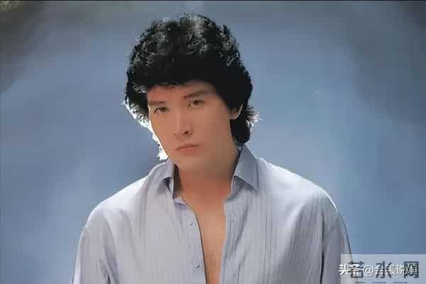 费翔在英国独居