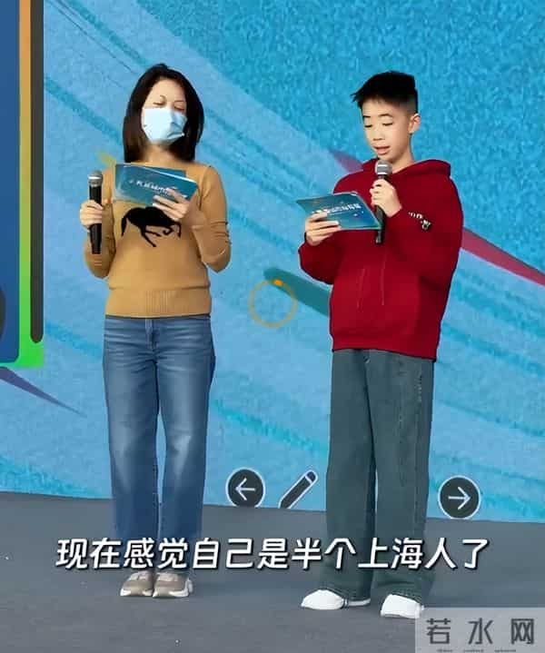 应采儿带娃出通告,素颜肿胀但满脸自豪,儿子后台背稿累到瘫桌上