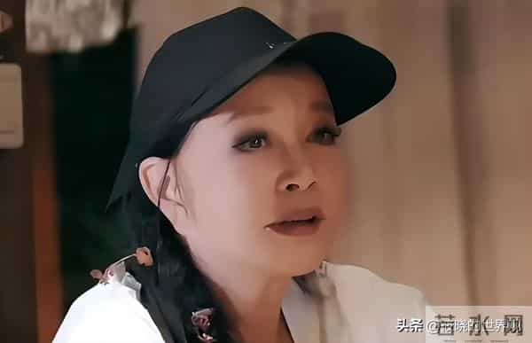 75岁刘晓庆频繁摔倒、认错人,在她身上令人担心的事情还是发生了