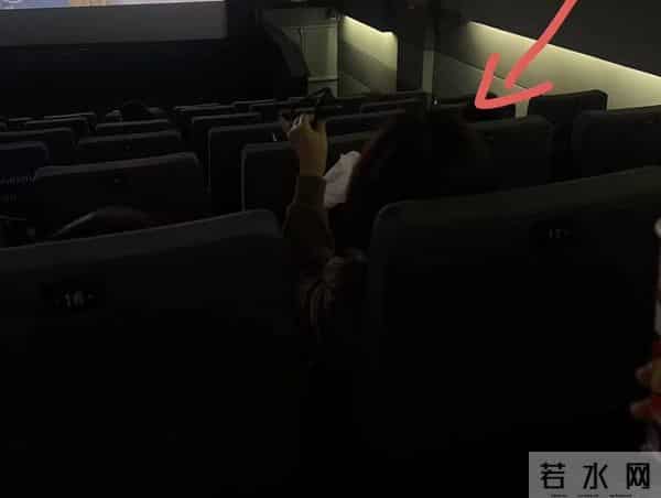 董卿母子现身看电影，13岁儿子身高超160，戴近视眼镜侧脸很普通