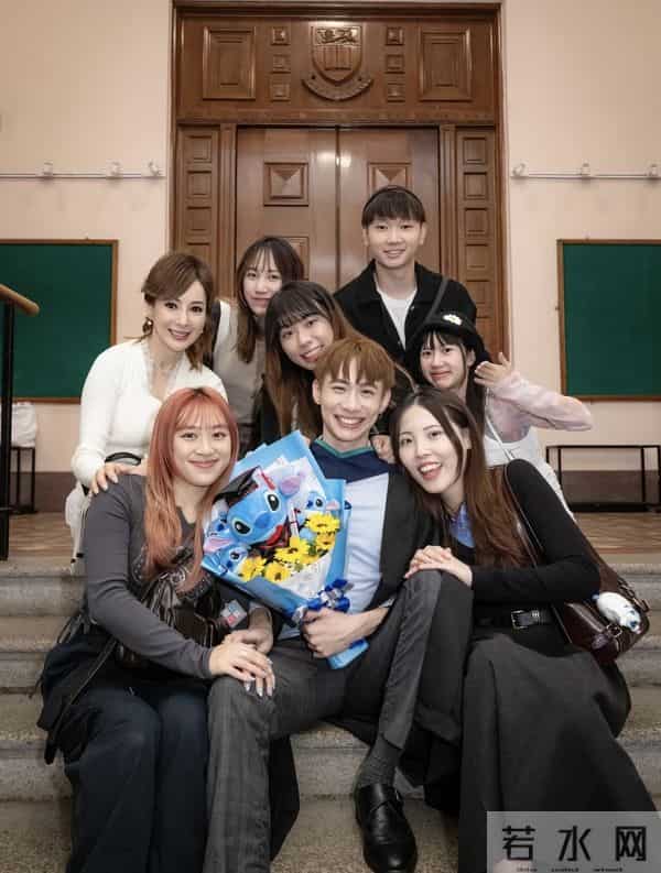 罗霖参加29岁长子硕士毕业礼，晒母子合照颇感慨，一人养大仨儿子