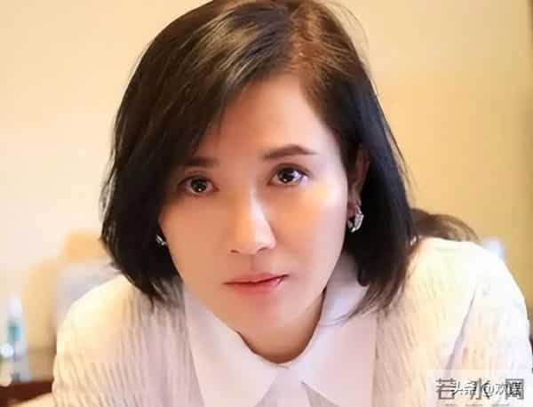 侯勇也没想到，曾被自己抛弃12年的糟糠之妻，今也开始走上坡路了