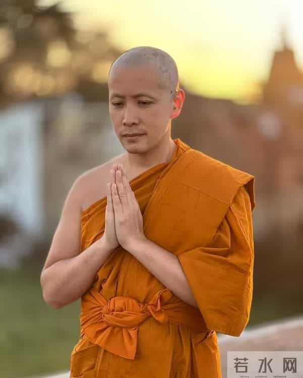 43岁前TVB男星曝享受单身！绯闻对象都是女神，曾被指受情伤出家