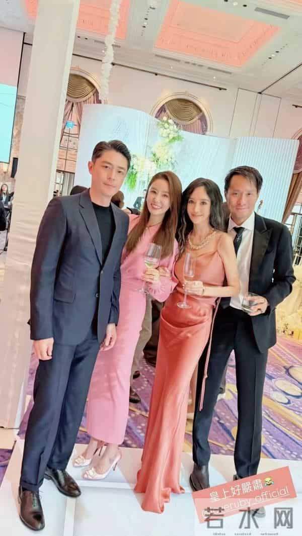 林心如霍建华夫妇参加邱泽婚礼，合照太多，霍建华白发比林心如多