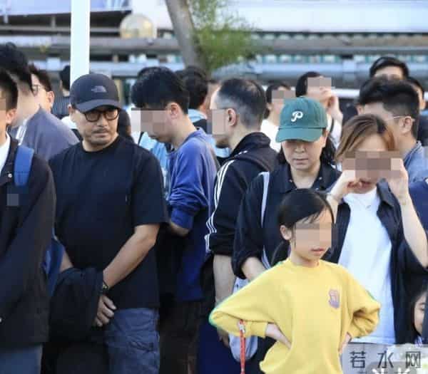 香港艺人自发悼念火灾逝者,苏玉华现场献花默哀,黄浩然寺庙诵经