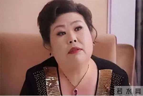 “扇巴掌富婆”董立范被曝去世，疑2020年心血管疾病离世 墓碑曝光