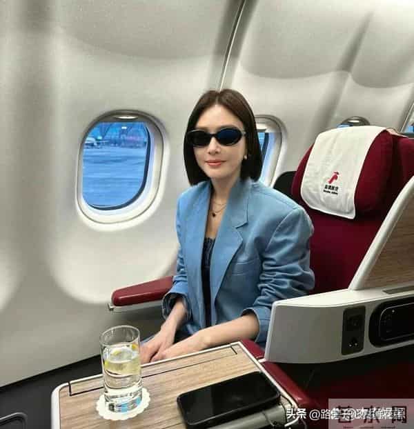 46岁秦岚坐飞机被偶遇 打扮贵气十足 身材苗条 皮肤白皙 完全不显老