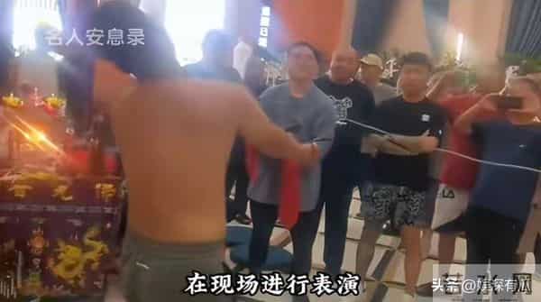 同样都是父亲离世,将杨议和罗晋放到一起,差的不是一丁半点