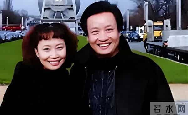 阎维文妻子近照曝光,抗癌35年萎缩驼背,夫妻仅差一岁却像两代人