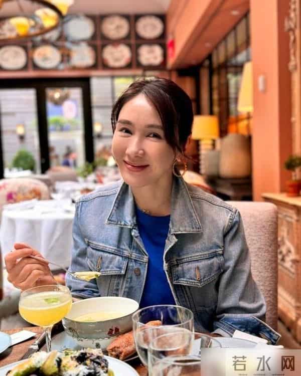 黎姿在国外度假带火了秋冬新穿搭:短款羽绒服+皮裤,时髦又减龄