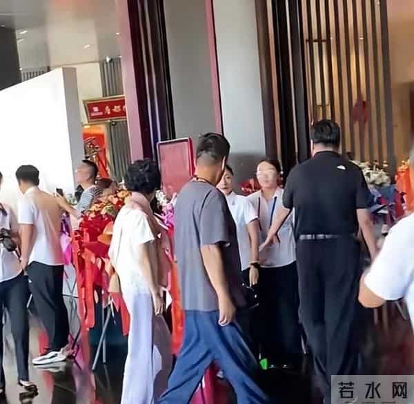 阎维文妻子近照曝光,抗癌35年萎缩驼背,夫妻仅差一岁却像两代人