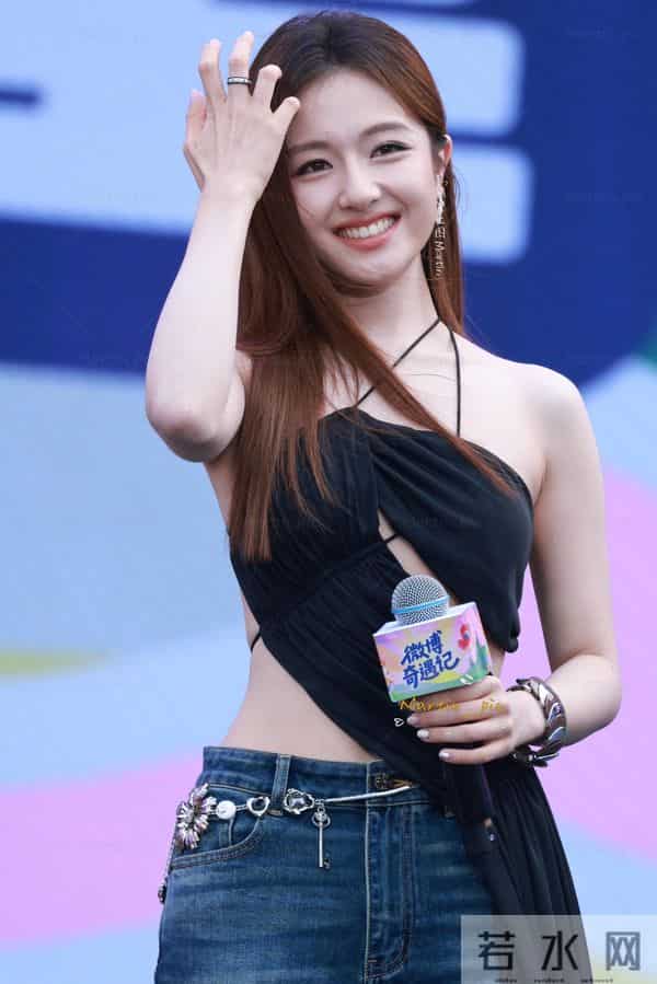 李兰迪绝美腿型，白细直堪称范本