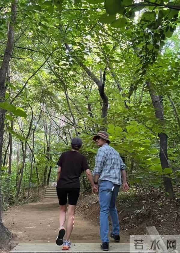 车仁表长子结婚,他和申爱罗出席儿子婚礼,58岁车仁表有儿媳妇了