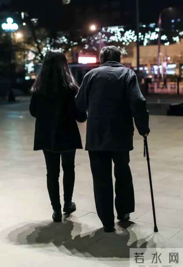 翁帆公开露面，她带妈妈看展，她仍穿一身黑衣服，但脸上有笑容了