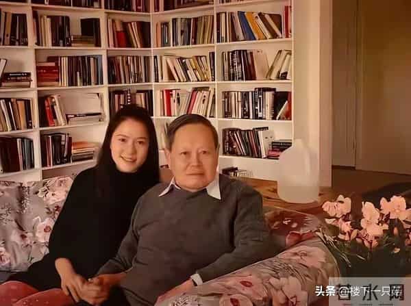杨振宁去世46天后 翁帆首次公开露面 素颜穿黑衣面带笑容 陪妈妈看展