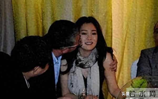 王晶谈易烊千玺拿奖，几句话透露出不一样的信息，令人感慨