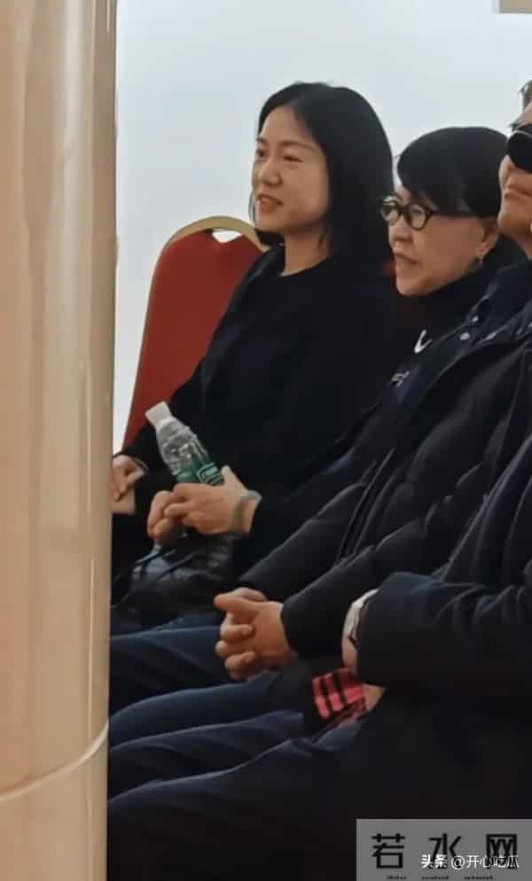 49岁翁帆现身画展！穿黑衣、皮肤白皙状态好，笑容满面和妈妈热聊