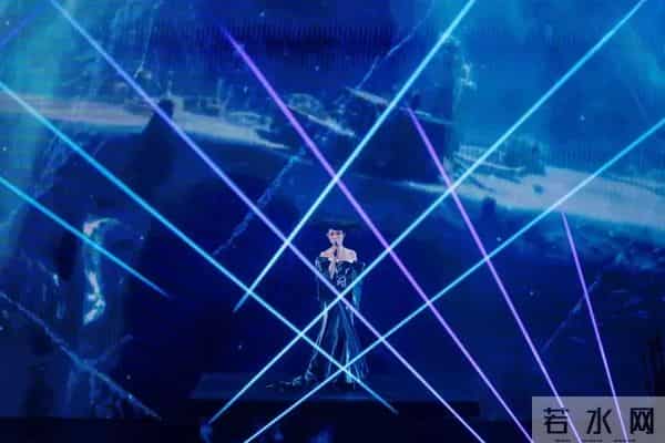 杨千嬅红馆演唱会设备故障，特技员被困半空，天后临危稳场全纪录