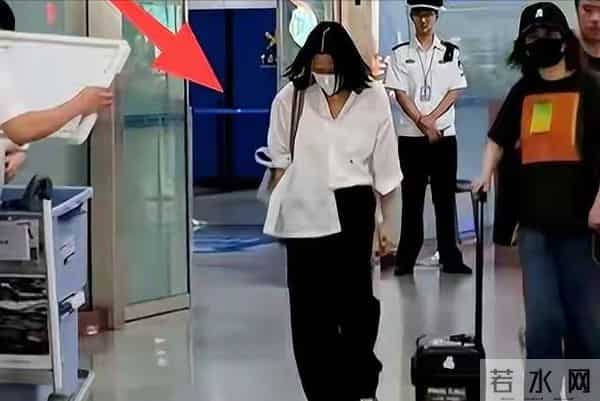 56岁刘若英变样：高龄生子断崖式衰老，脸干瘪像老太太，状态堪忧