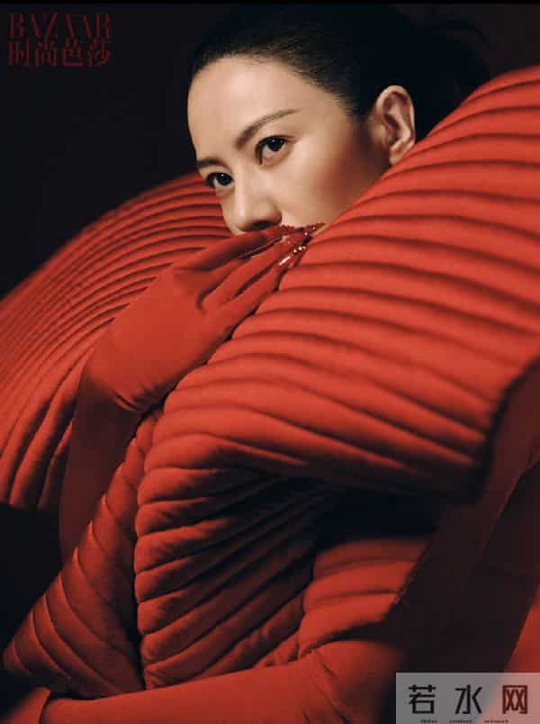 气场十足！高圆圆最新封面大片