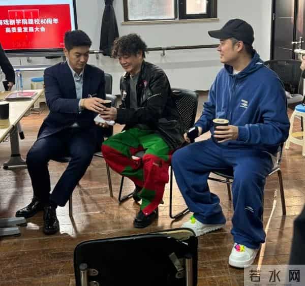 上戏80周年大合影，金世佳有少年感，陈赫靠边坐，王传君稳居C位