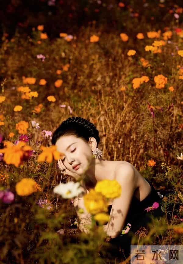 章若楠一字肩裙装美翻天，白皙肌肤晶莹剔透，摄影师捕捉童话瞬间