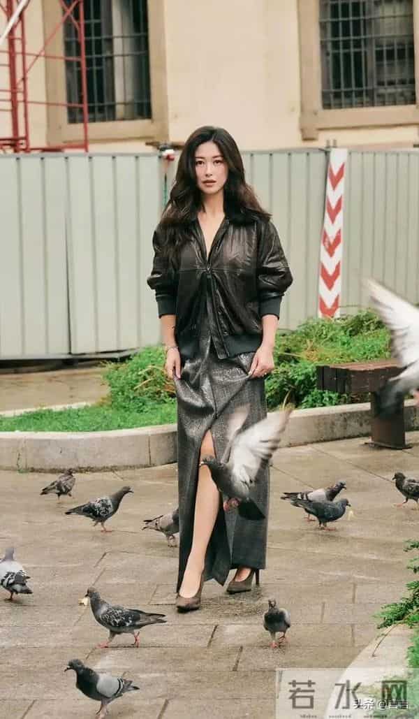 朱珠穿衣太“放纵” 真空穿夹克 拉链在中间露肤 一般人真不敢